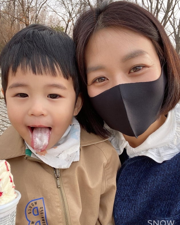 '강경준♥' 장신영, 붕어빵 아들과 공원 데이트 "젤리 먹으며 개미 찾기" [TEN★]
