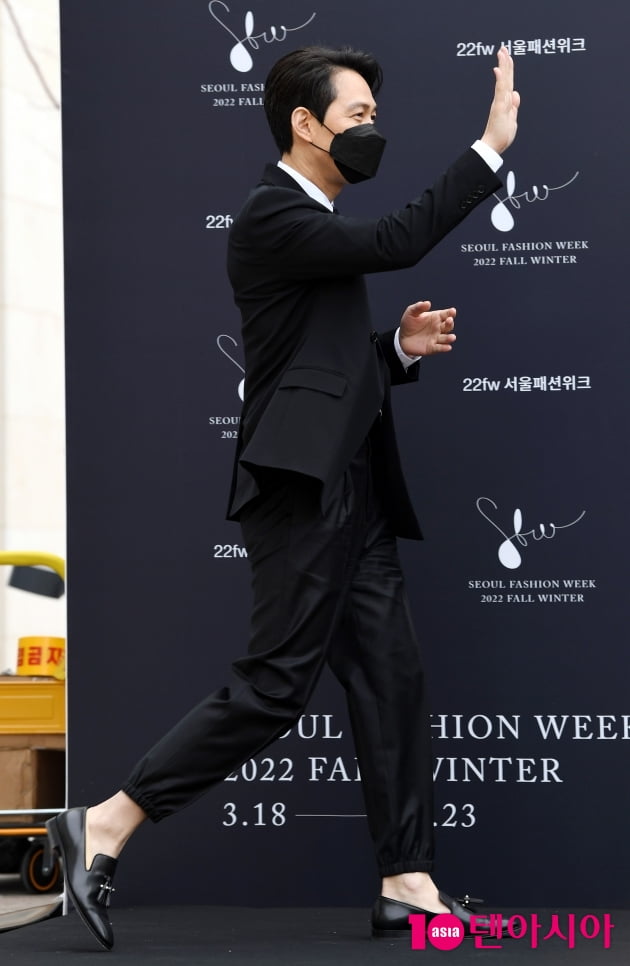 [TEN 포토] 이정재 '팬 여러분 반가워요~'