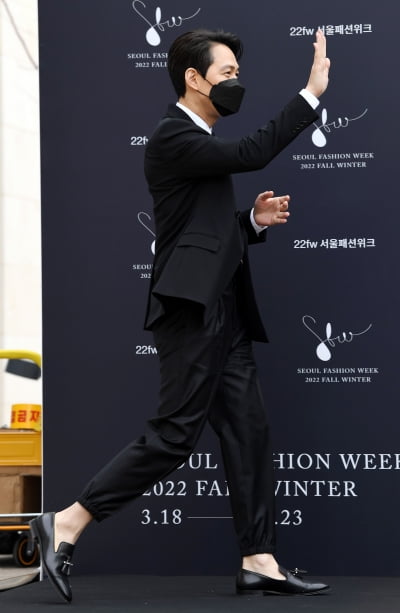 [TEN 포토] 이정재 '팬 여러분 반가워요~'