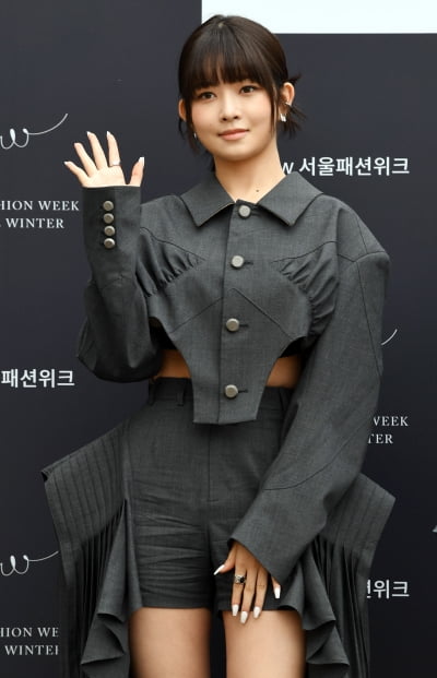 [TEN 포토] 아이브 레이 '손 흔드는 인형'