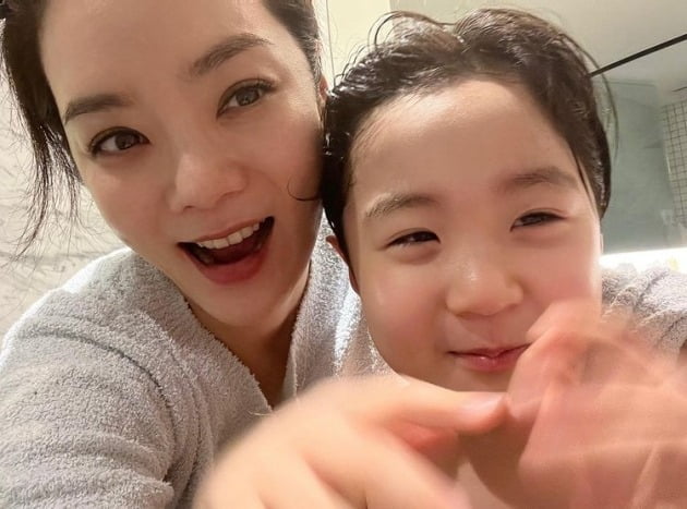 '싱글맘' 채림 子, 벌써 이렇게 컸어? 장꾸美 넘치네 "그래도 옷은…"[TEN★]