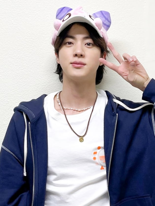 방탄소년단 진 '슈퍼 참치' 5800만뷰 돌파…라이브 무대 기대 ↑