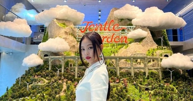 블랙핑크 제니, 가든에 핀 하얀 꽃 한 송이…환상의 비주얼[TEN★]