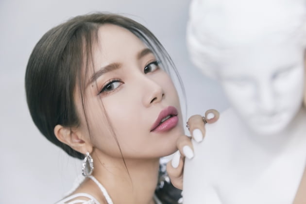 [TEN인터뷰] '30대' 솔라 "첫 미니 앨범에 영혼 갈아 넣었다"