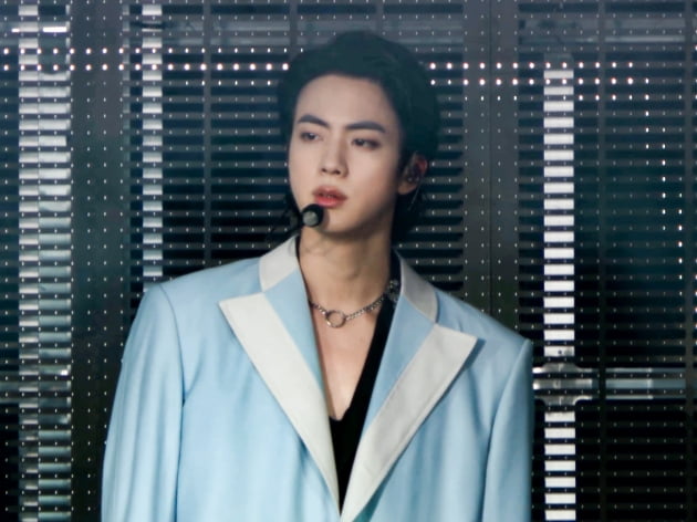 방탄소년단 진, 자신만의 방법으로 팬들에게 사랑 전하는 스윗맨