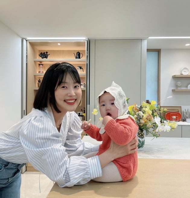 '검사♥' 한지혜, 카페야 집이야? 9개월 딸과 "사진 찍는 데 재미 들렸어" [TEN★]