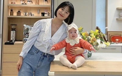 '검사♥' 한지혜, 카페야 집이야? 9개월 딸과 "사진 찍는 데 재미 들렸어" [TEN★]