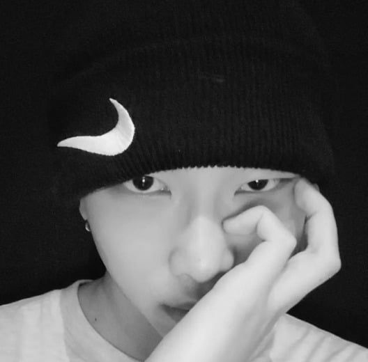 방탄소년단 RM, 흑백 필터 찢었네…기본템으로 완성한 분위기[TEN★]