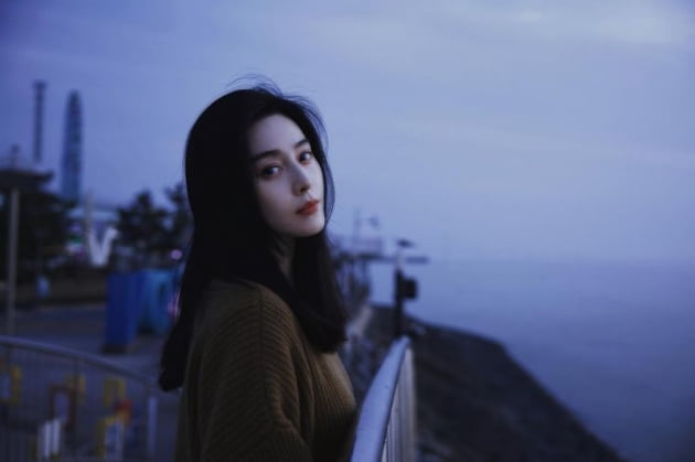 판빙빙, 아직 한국? 한강공원 같은데...어둠을 밝히는 미모[TEN★]