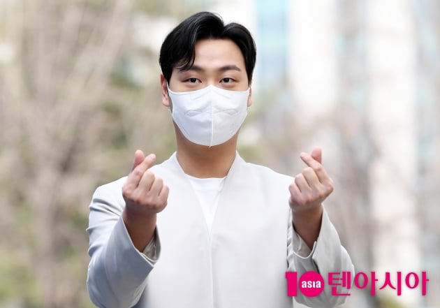 [TEN 포토] 임재혁 '하트 뿌려요~'
