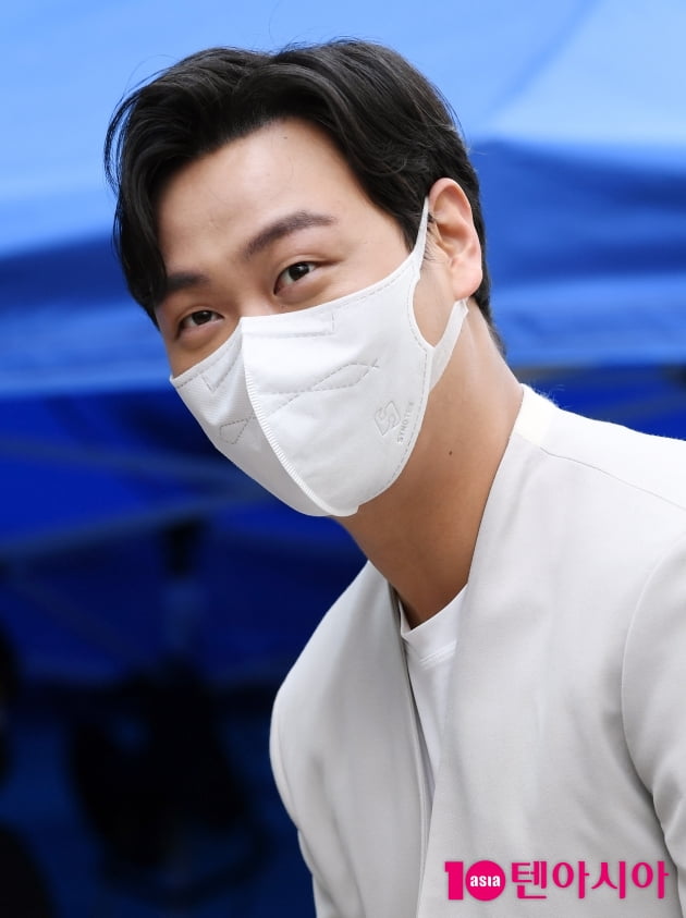 [TEN 포토] 임재혁 '마스크 넘어 잘생김'