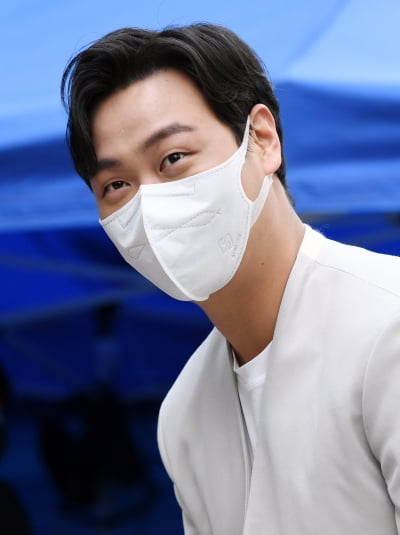 [TEN 포토] 임재혁 '마스크 넘어 잘생김'