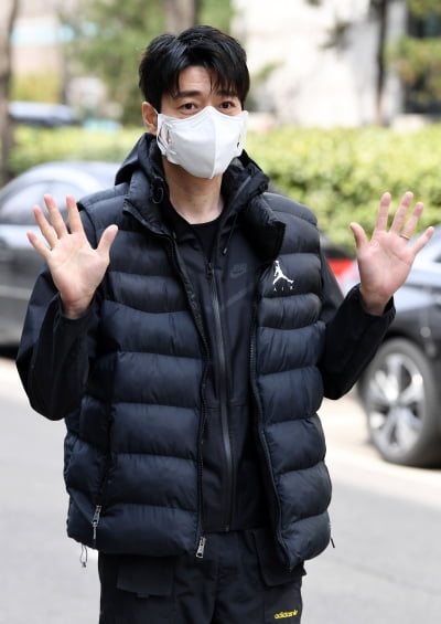 [TEN 포토] 서지석 '훈훈한 인사'