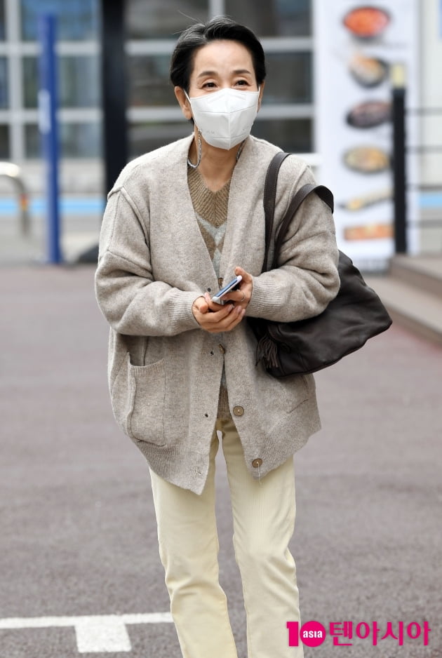 [TEN 포토] 이미영 '44년만에 첫 출근길 찍혀요'