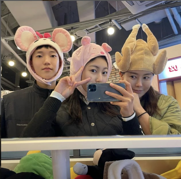 박연수, 훌쩍 큰 지아·지욱 남매와 오붓한 데이트…"왜 닭을 씌운 거냐" [TEN★]