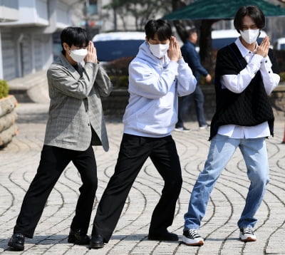 [TEN 포토] 하이라이트 양요섭-윤두준-손동운 ''데이드림' 귀여운 포인트 안무'