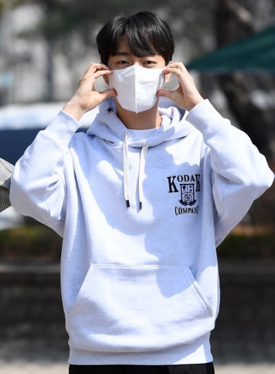 [TEN 포토] 하이라이트 윤두준 '마스크 넘어 잘생김'