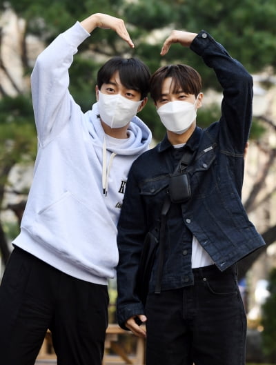 [TEN 포토] 하이라이트 윤두준-이기광 '큰 하트로 사랑해요'