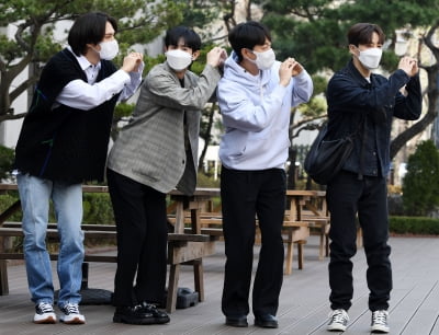 [TEN 포토] 하이라이트 '너에게 하트를~'