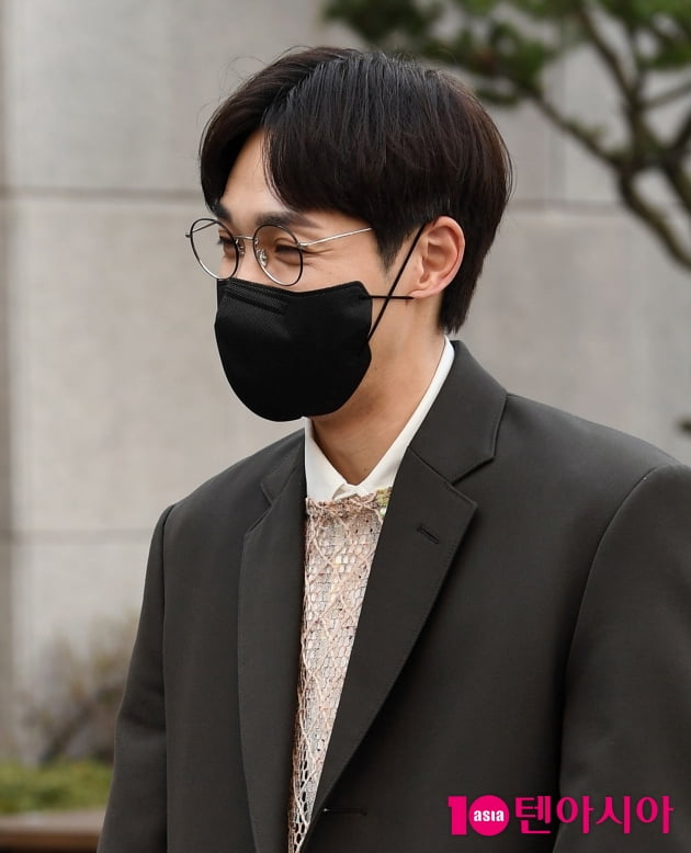 [TEN 포토] 이석훈 '샤프한 옆선'