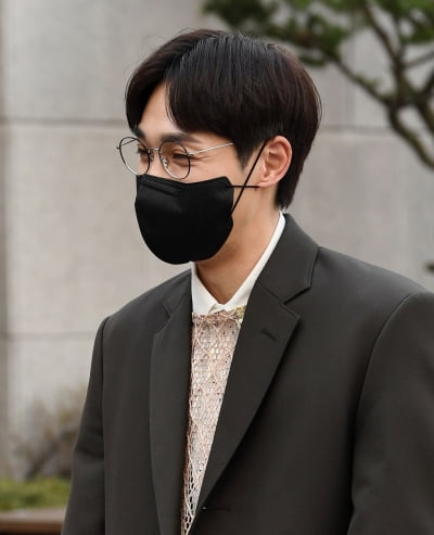 [TEN 포토] 이석훈 '샤프한 옆선'
