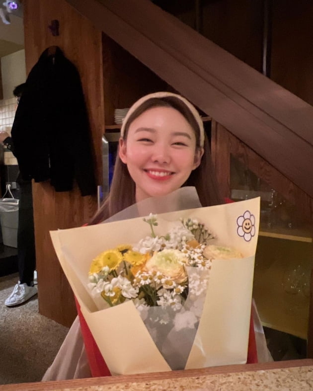'깜짝 결혼 발표' 김수민 전 아나운서, "그대 눈동자에 취얼쓰" 사랑에 취했나 [TEN★]