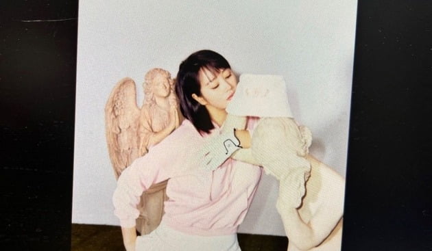 김혜수, 조각상에 닿을 듯 말 듯 도톰한 입술…믿기지 않는 동안美[TEN★]