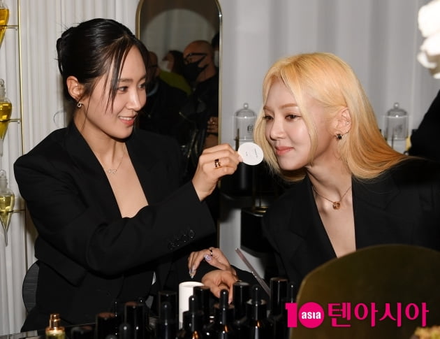 [TEN 포토] 소녀시대 유리 "효연아 향기가 새롭지~"
