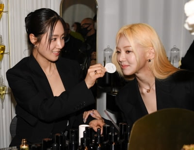 [TEN 포토] 소녀시대 유리 "효연아 향기가 새롭지~"