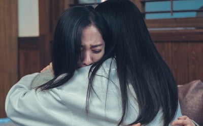 흉터 맞댄 김태리X보나, 무슨 일? 부둥켜안고 눈물 '펑펑' ('스물다섯 스물하나')