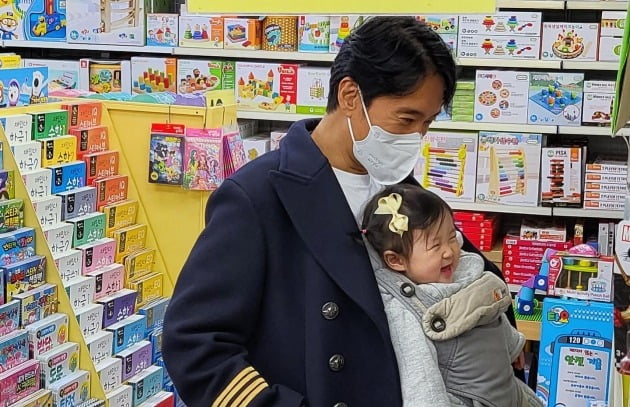 '12살 연하♥' 신현준, 54세에 얻은 늦둥이 딸 보기만 해도 녹네…육아에 진심[TEN★]