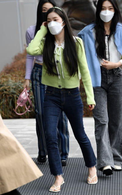 [TEN 포토] 레드벨벳 아이린 '스키니진도 헐렁한 각선미'