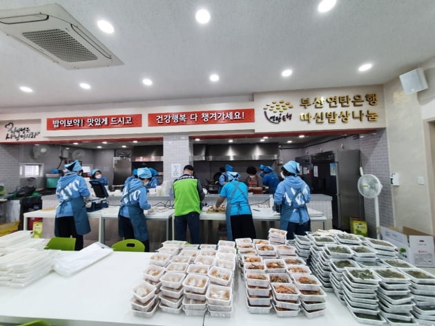 임영웅 팬덤 부산 영웅시대 스터디하우스, 해운대 수목원에 테이블 기증
