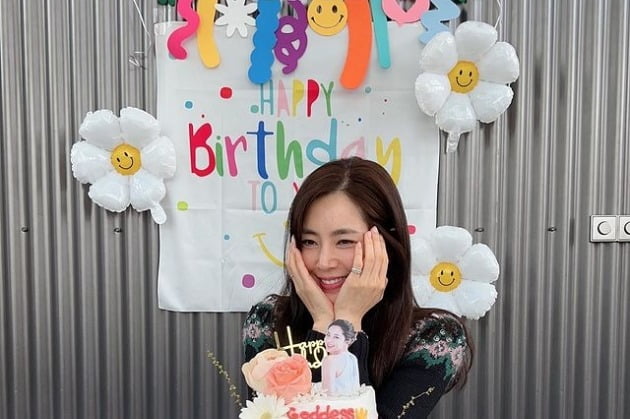 '생일' 한채아, ♥차세찌 주고 남은 미역국 먹고 청승 떨더니…파티에 신났네[TEN★]