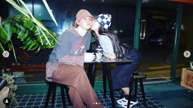 현아, ♥던 볼에 뽀뽀 당당한 커플...사랑이 넘치네[TEN★]