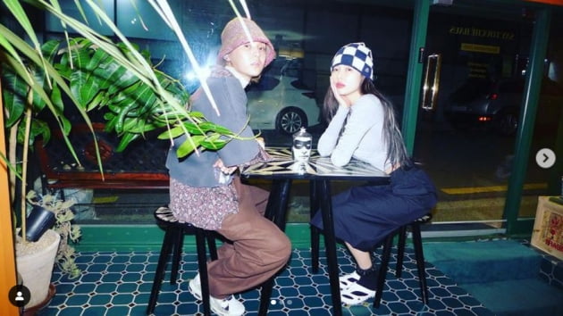 현아, ♥던 볼에 뽀뽀 당당한 커플...사랑이 넘치네[TEN★]