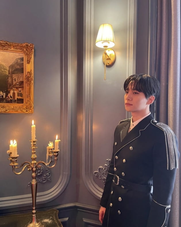 "집→궁→성" 이준호, 웹툰 남주 실사판…제복 입고 '치명적 눈빛' [TEN★]