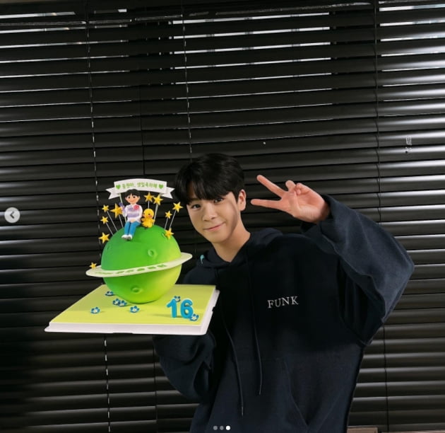 정동원, 우주총동원이 보내준 생일선물 인증...너무 고마워[TEN★]