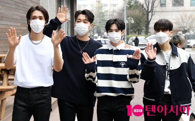 [TEN 포토] 하이라이트 '매점 터는 아이돌에서 만나요'