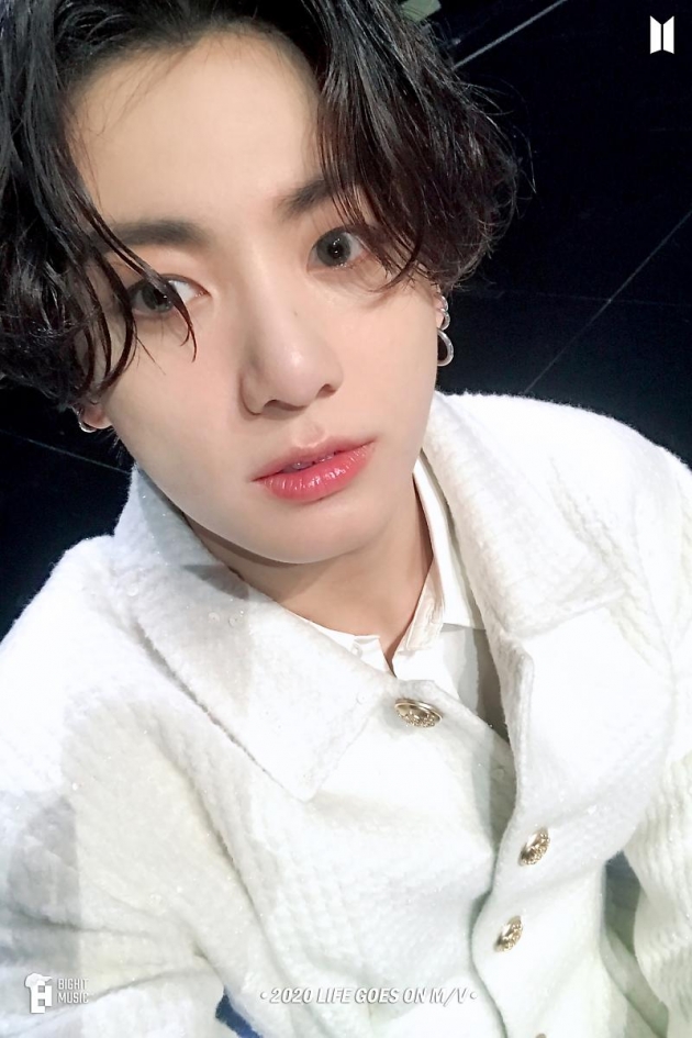 방탄소년단 정국, 태국에서 가장 인기 있는 아이돌 1위 선정...'글로벌 슈퍼대세'