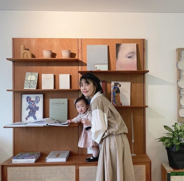 '검사♥' 한지혜, 9개월 딸과 패밀리룩 화보 일상…통실통실 손발 '러블리' [TEN★]