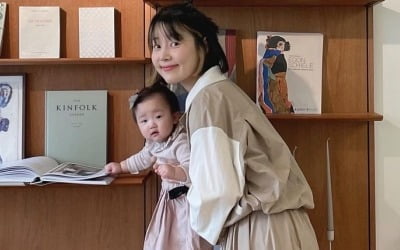 '검사♥' 한지혜, 9개월 딸과 패밀리룩 화보 일상…통실통실 손발 '러블리' [TEN★]