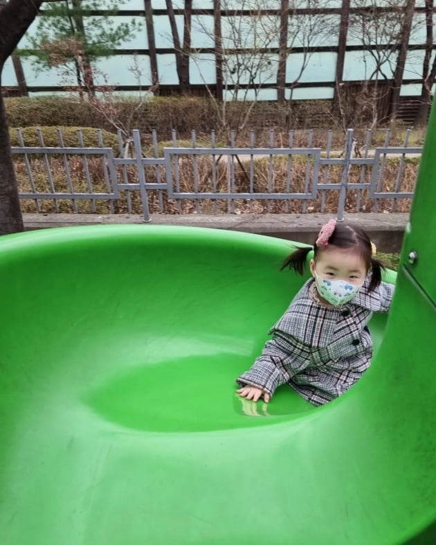 '이다은♥' 윤남기, 어느새 일상이 된 딸 육아 "크앙 이리왕 내려왕 우왕" [TEN★]