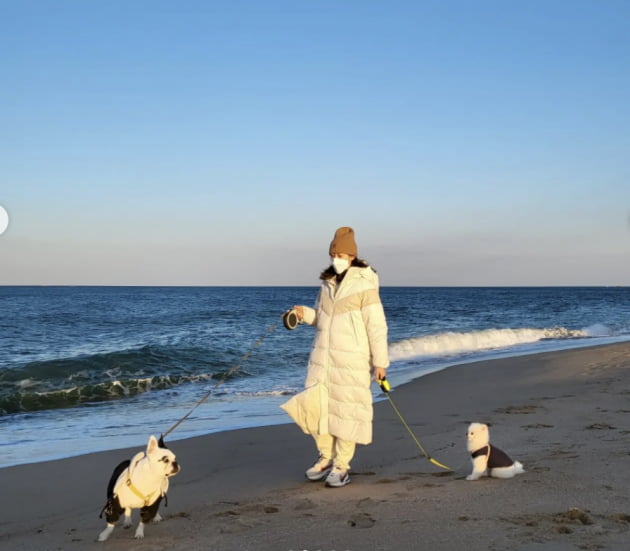 성유리, 쌍둥이 출산 후 첫 근황…롱패딩+비니 모자로 중무장 [TEN★]