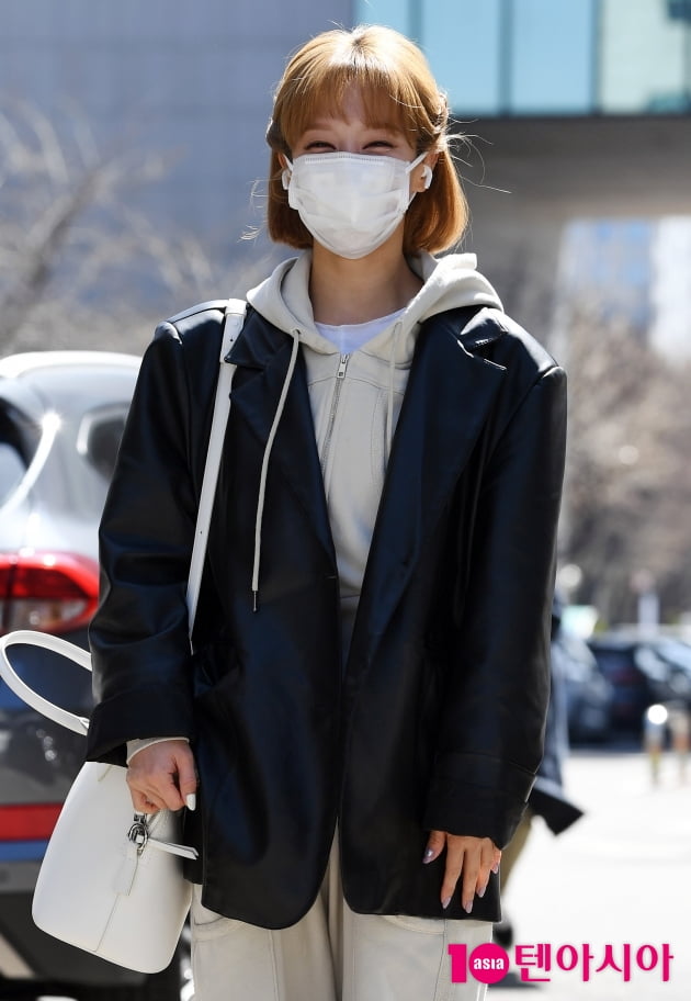 [TEN 포토] 초아 '취재진 보고 당황한 웃음'