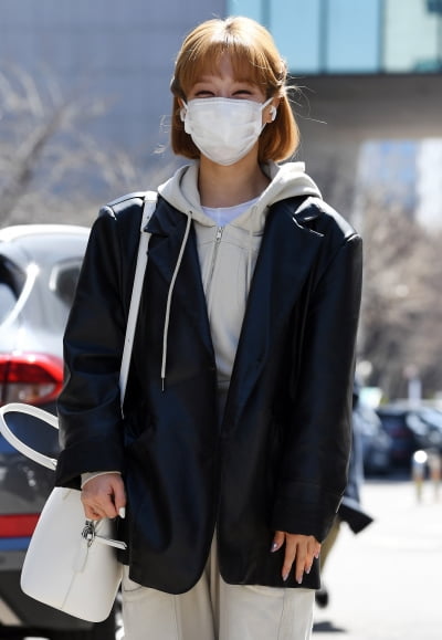 [TEN 포토] 초아 '취재진 보고 당황한 웃음'