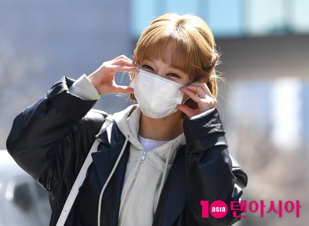 [TEN 포토] 초아 '귀여운 볼하트'