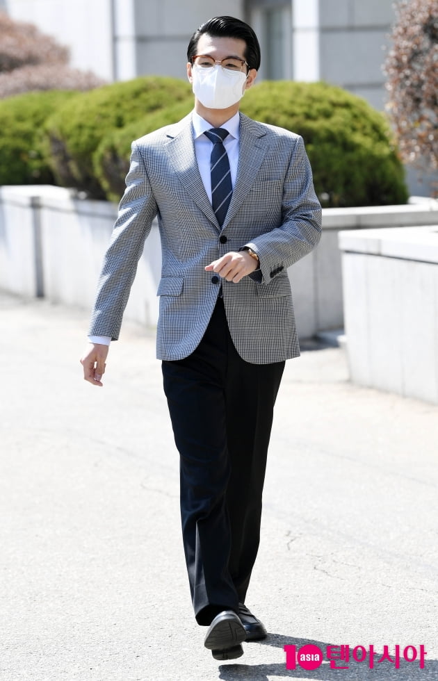 [TEN 포토] 조명섭 '완벽한 수트핏'