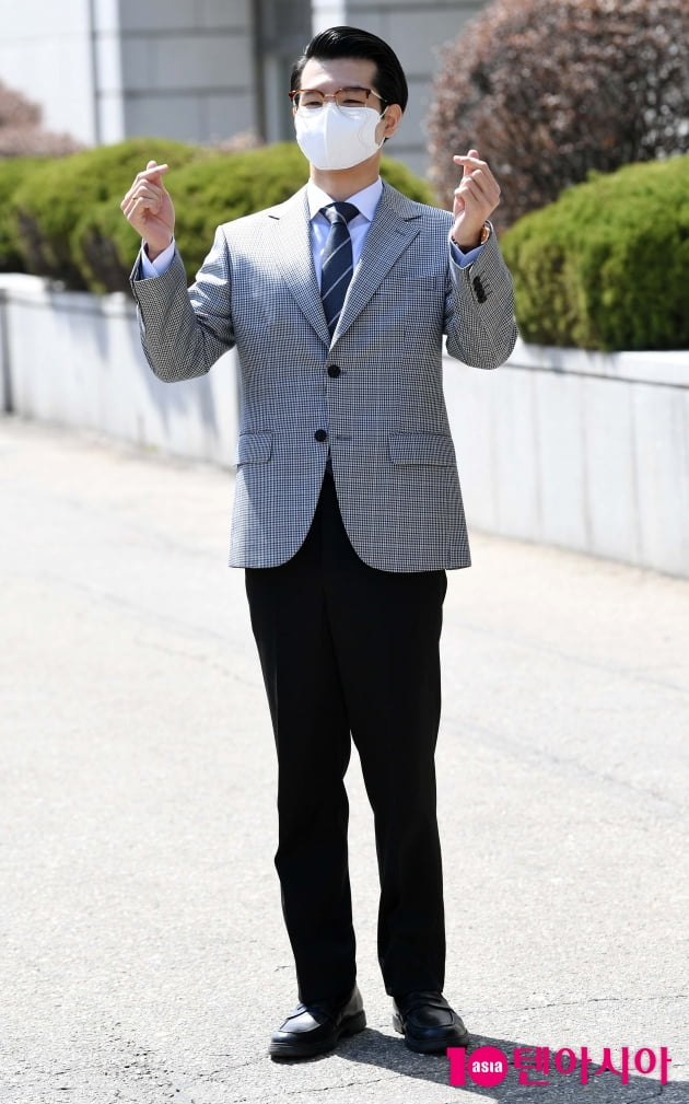 [TEN 포토] 조명섭 '하트 드려요'