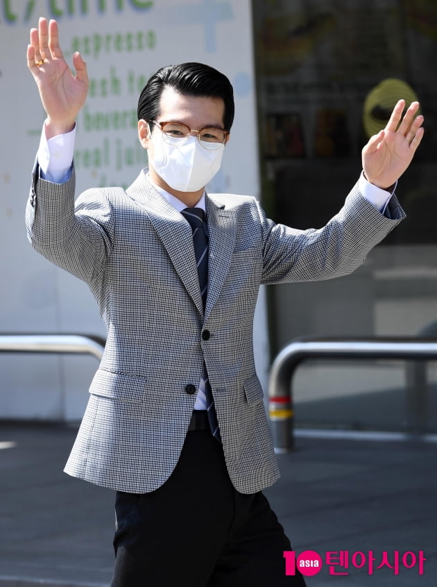 [TEN 포토] 조명섭 '신사의 품격 넘치는 인사'